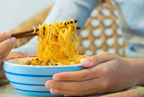 Ăn mì tôm có tốt không? Nên sử dụng mì tôm như thế nào?