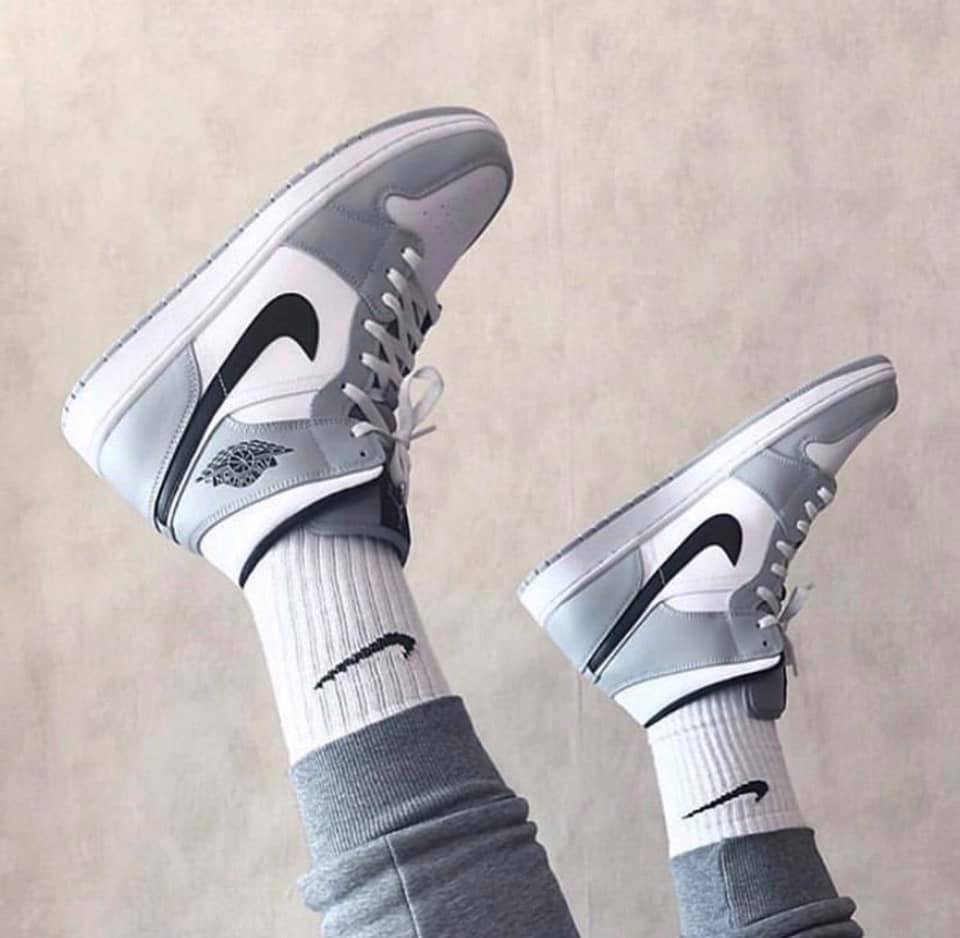 Giày Nike Jordan 1 Mid Light Smoke Grey và cách phối đồ hợp thời trang phong cách
