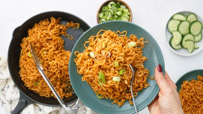 Ăn mì tôm có tốt không? Nên sử dụng mì tôm như thế nào?