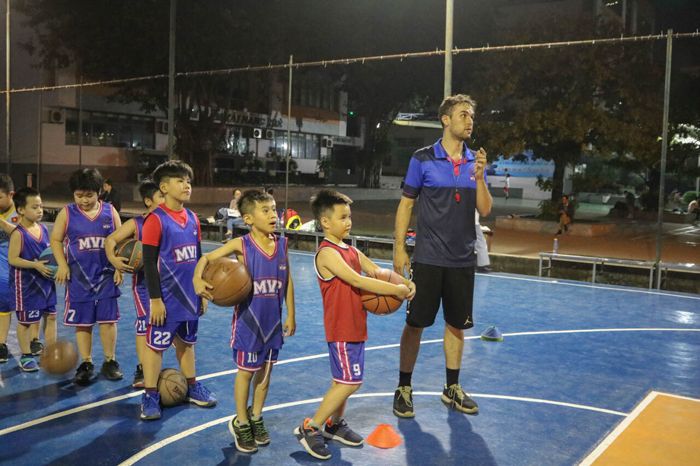 Bóng rổ Vs. Bơi lội: Nên cho trẻ học gì?