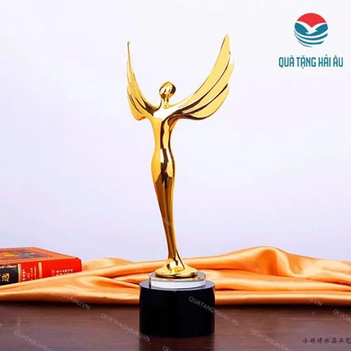 Gợi ý những mẫu cúp vinh danh độc đáo nhất
