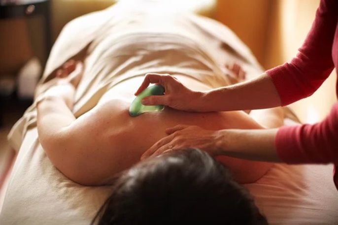 Cạo gió có tốt không? Những vấn đề xoay quanh việc cạo gió