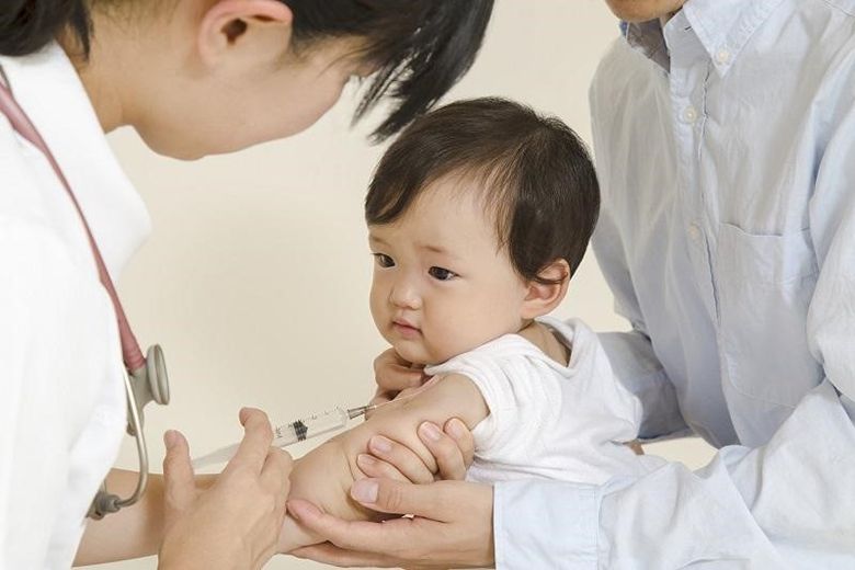 Chăm sóc bé khi chuyển mùa: Những nguyên tắc “vàng” bố mẹ cần nhớ