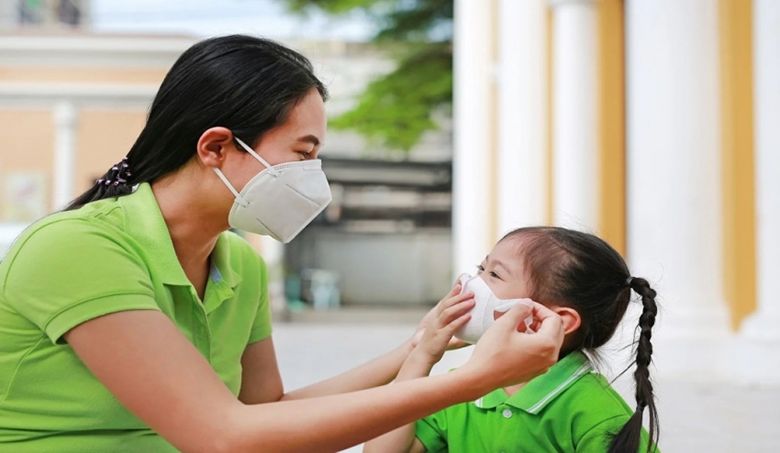 Chăm sóc bé khi chuyển mùa: Những nguyên tắc “vàng” bố mẹ cần nhớ