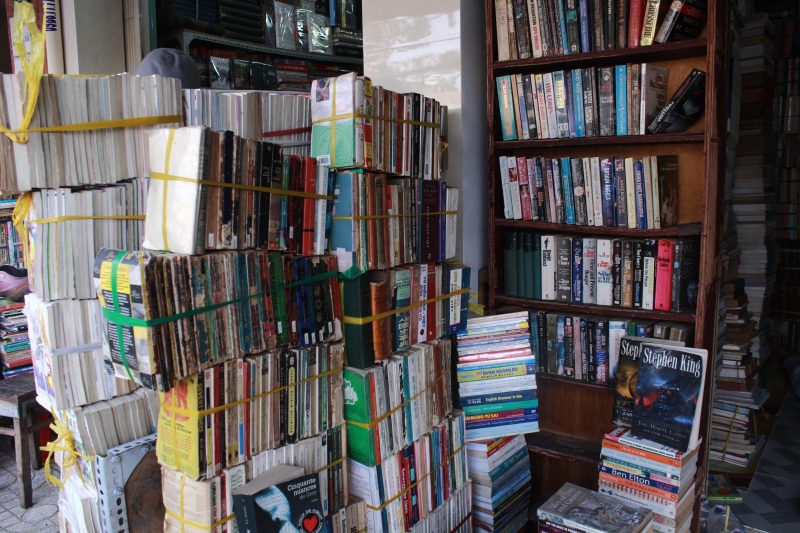Cửa hàng sách ngoại văn tại Đường Láng