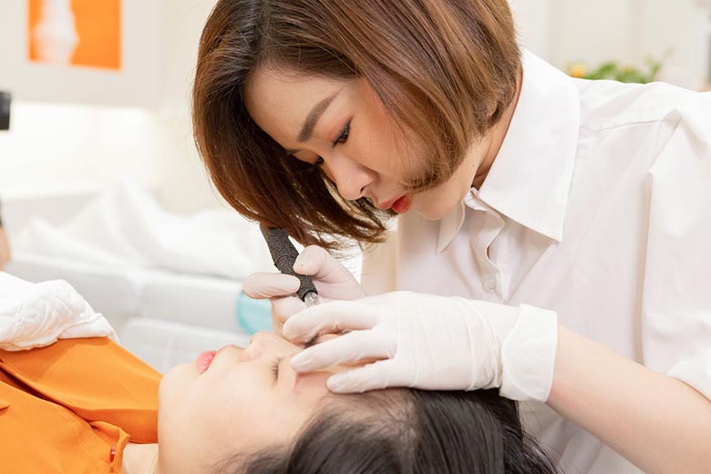 Điêu khắc hay phun, thêu lông mày - Cả 3 lần lượt bị “thất thế”