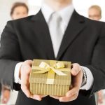 [Gợi ý] 10+ món quà tặng sếp lên chức nhiều người lựa chọn