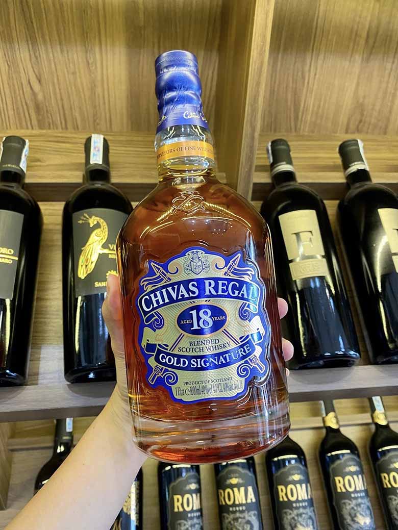 Rượu Chivas 18 - Dòng rượu Chivas đẳng cấp từ hương vị đến màu sắc và thiết kế 